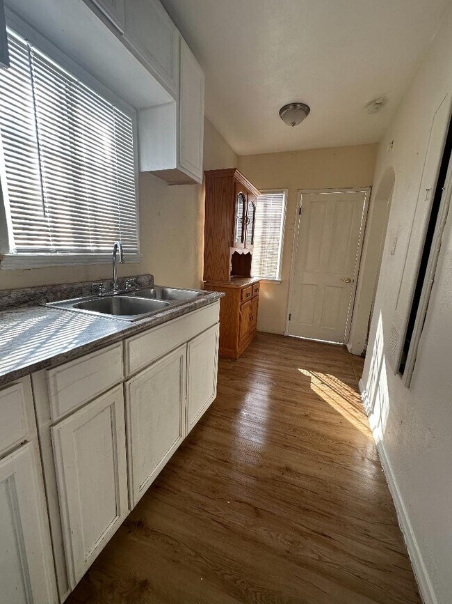 Cocina - 3334 E 8th St