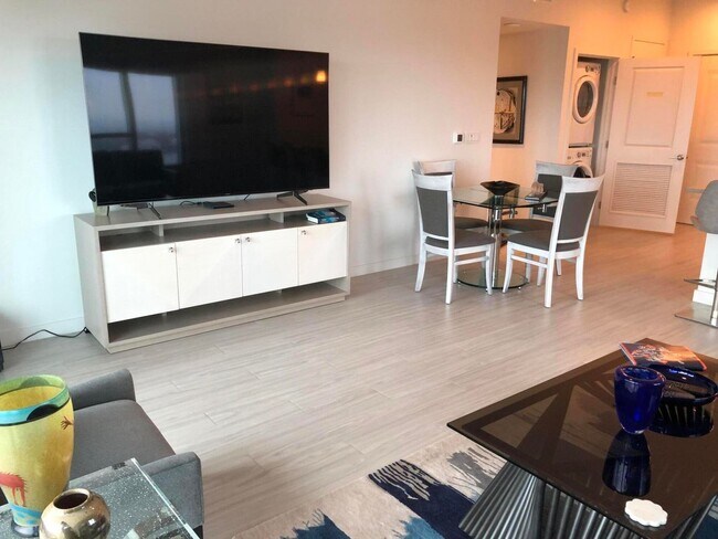 sala de estar - 591 Evernia St