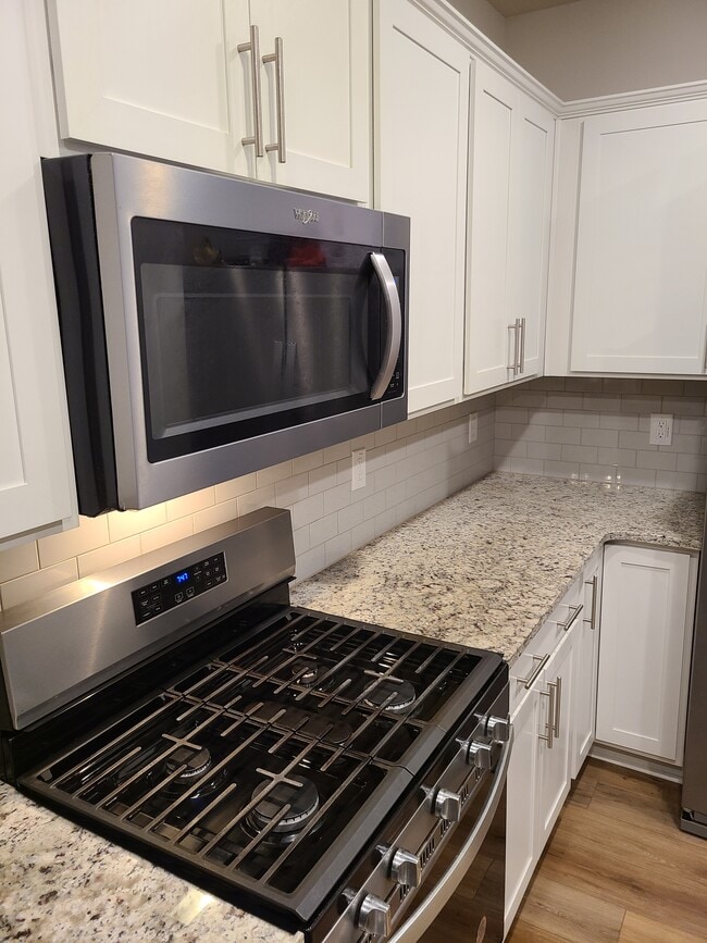 Building Photo - 806 Falls Grove Trl