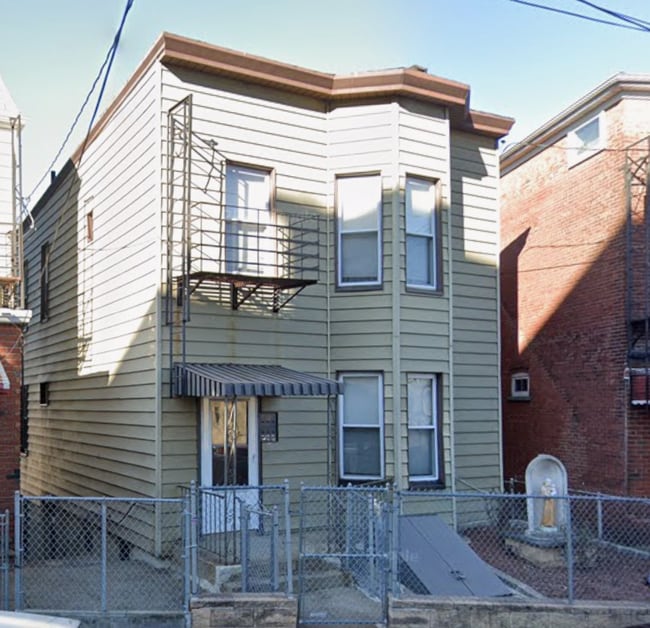 Building Photo - 105 Linden St