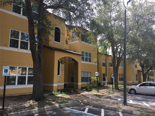 Foto del edificio - 4512 Commander Dr
