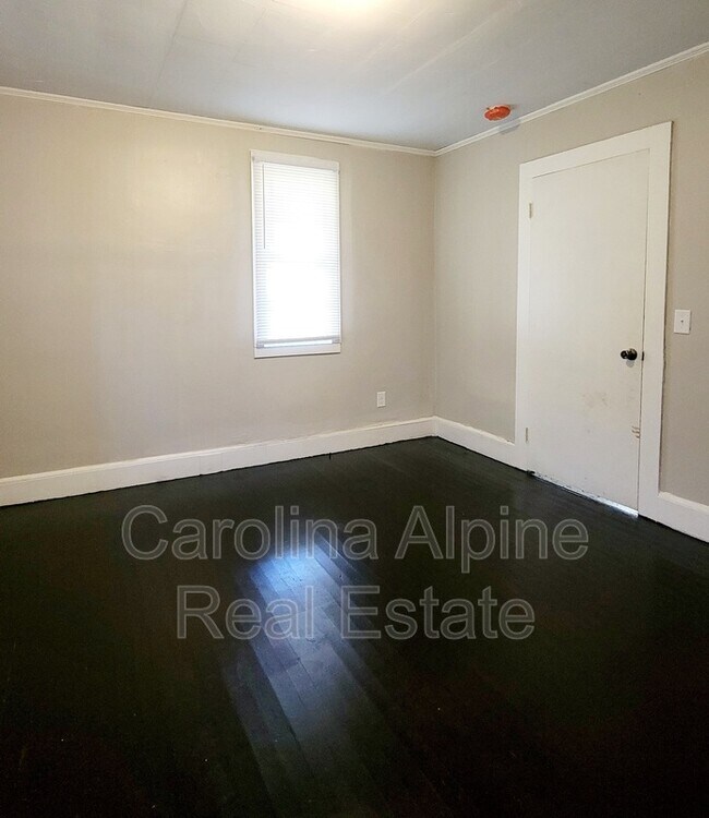 Foto del edificio - 5906 Lewis Rd