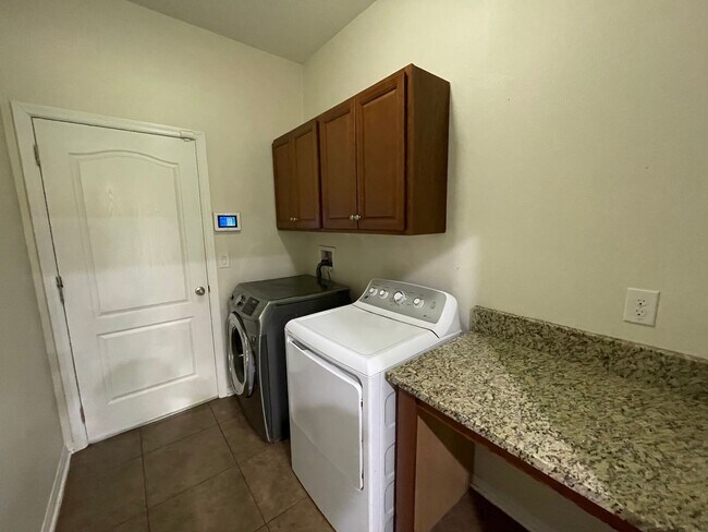 Foto del edificio - BEAUTIFUL 3 bedroom 2 bathroom Home in Nor...