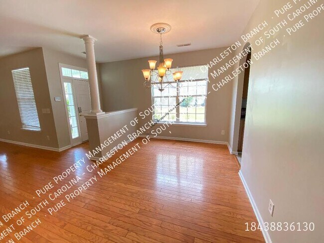 Building Photo - Gorgeous 3bed/3bth with screen porch/balco...