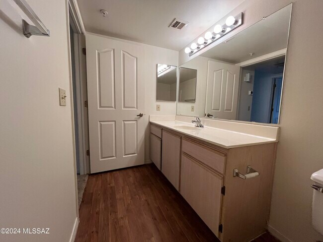 Building Photo - 5751 N Kolb Rd