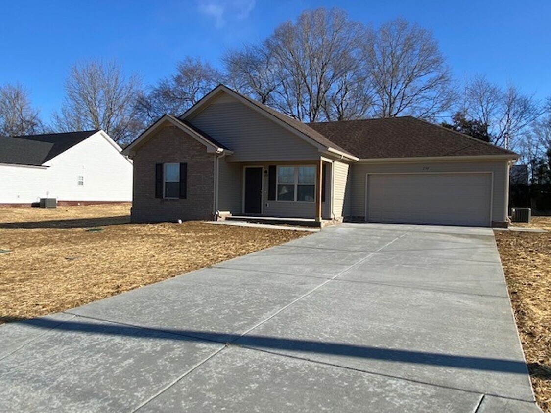 Foto principal - 3 Bedroom 2 bath with 2 Car Garage Home Fo...
