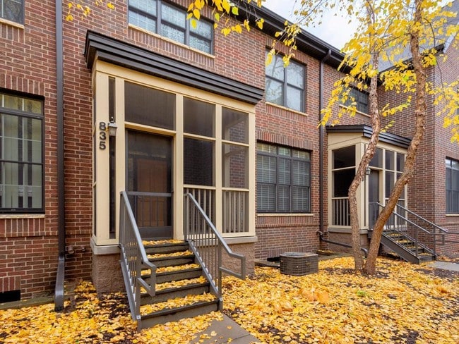Building Photo - 835 River Mews Ct