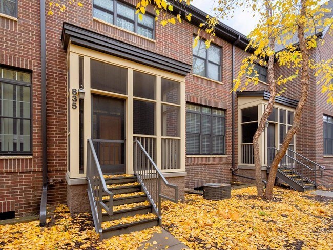 Foto del edificio - 835 River Mews Ct