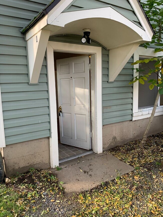 Foto del edificio - 100 Renton Triplex