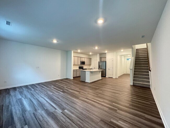 Foto del edificio - STUNNING BRAND-NEW TOWNHOUSE in a very con...