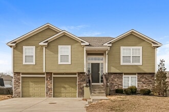 Building Photo - 708 Fall Creek Dr