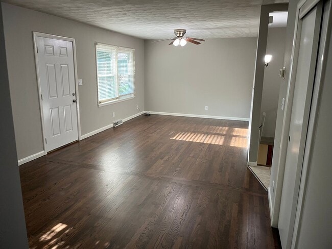 Foto del edificio - Spacious Two-Level Home with Dual Living A...