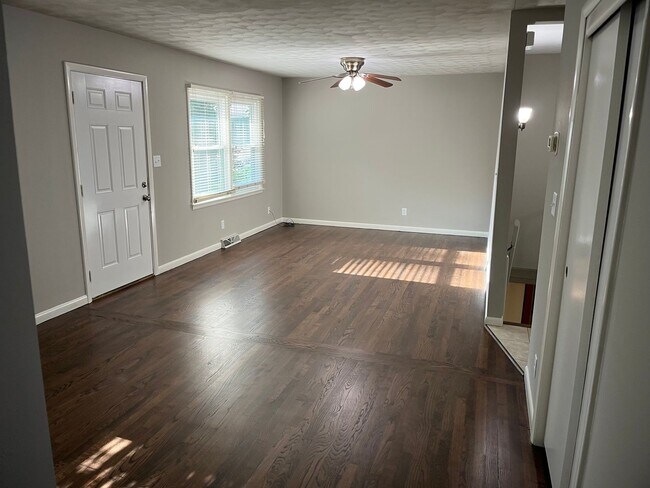 Foto del edificio - Spacious Two-Level Home with Dual Living Areas, 2 Kitchens & Covered Back Deck!