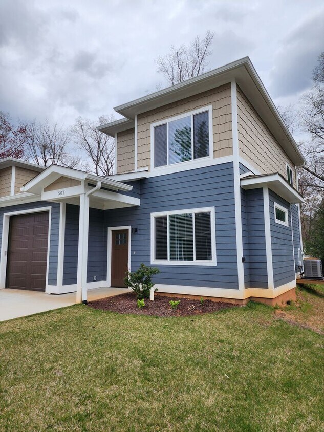 Foto principal - New Construction-Black Mountain Rental!
