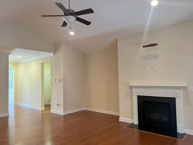 Foto del edificio - MARKET COMMON - 4 BEDROOM, 2.5 BATH HOME A...