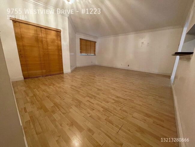 Building Photo - 9755 Westview Dr