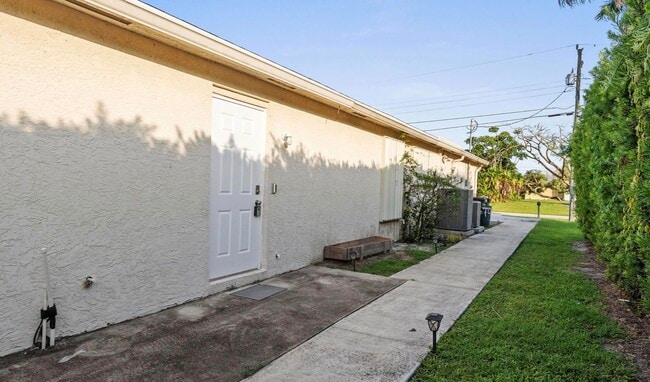 Building Photo - 141 NE Naranja Ave