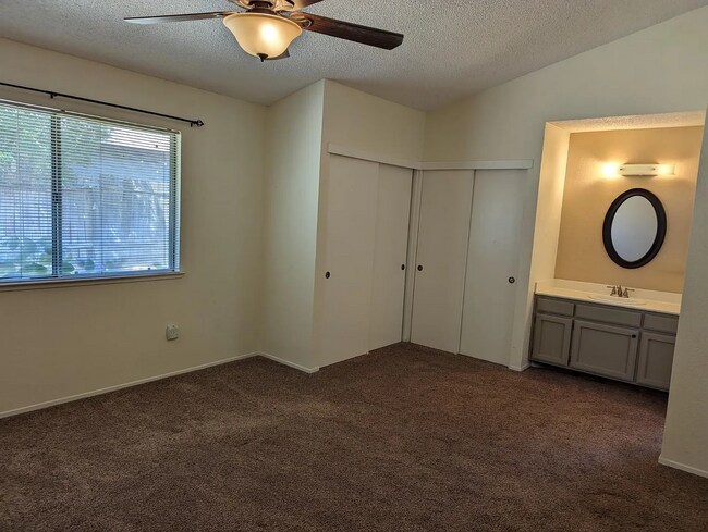 Foto del edificio - 213 Killian Point Rd