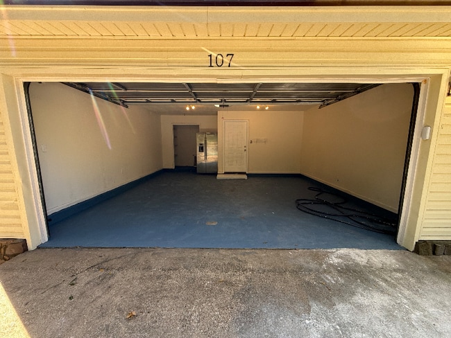 Building Photo - 107 Foxwood Village Dr