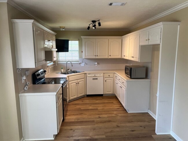 Building Photo - Charming 3 Bed 2 Bath Home