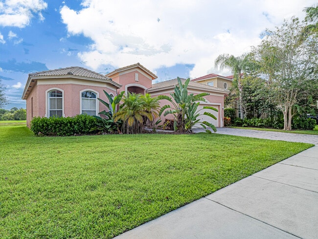 Foto del edificio - 5518 Place Lake Dr