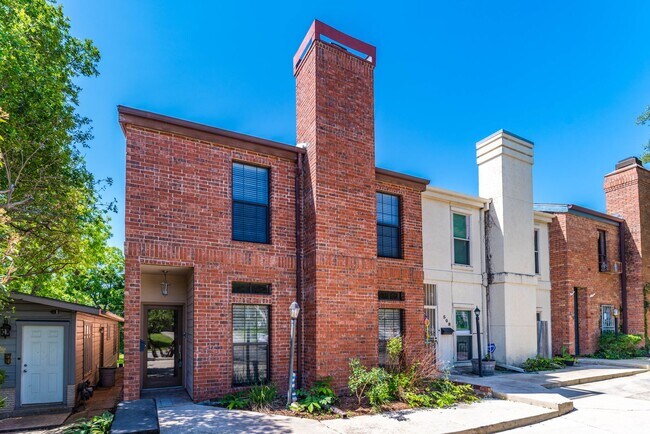 Building Photo - 4-BEDROOM OLMOS PARK TOWNHOME
