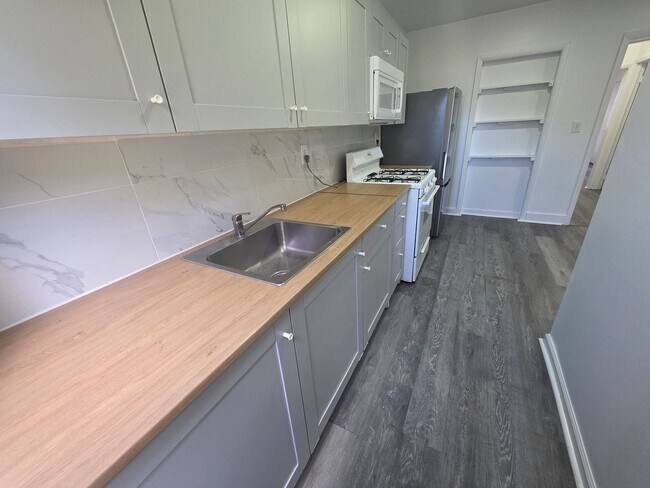 Foto del edificio - 2 bedroom apartment building - Poughkeepsie