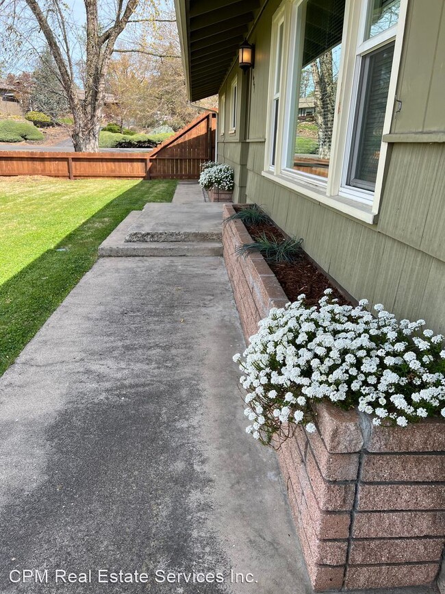 Foto del edificio - 3 br, 2 bath House - 689 S. Modoc Ave.