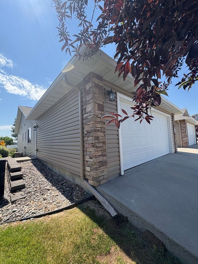 Building Photo - 2 bedroom 2 bathroom duplex in the heights!