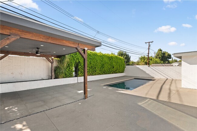 Foto del edificio - 6515 Kenwater Ave