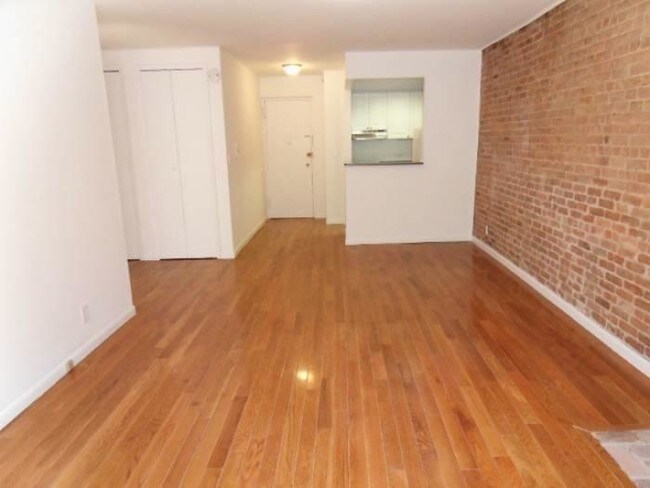 Living Area - 530-530 E 89th