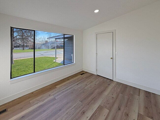 Foto del edificio - Renovated 4BR/2BA Boise Home – Modern Kitchen, Vaulted Ceilings & Fenced Backyard, Minutes to BSU...