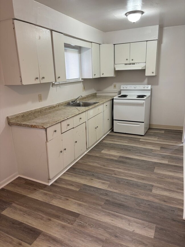 Building Photo - 434 E 9th St