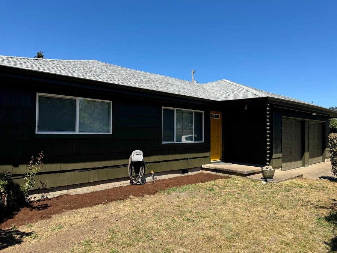 Fully updated 2 bed 1 bath single story duplex in a great location! - Fully updated 2 bed 1 bath single story duplex in a great location!