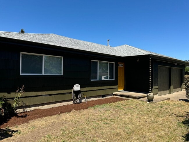 Fully updated 2 bed 1 bath single story duplex in a great location! - Fully updated 2 bed 1 bath single story duplex in a great location! House