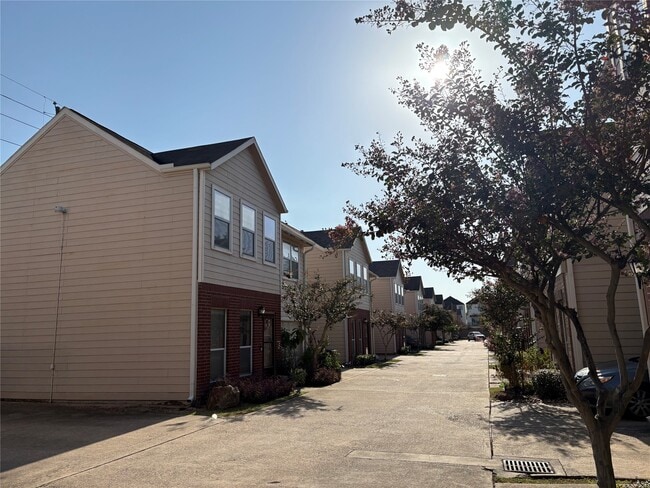 Building Photo - 2241 Naomi St