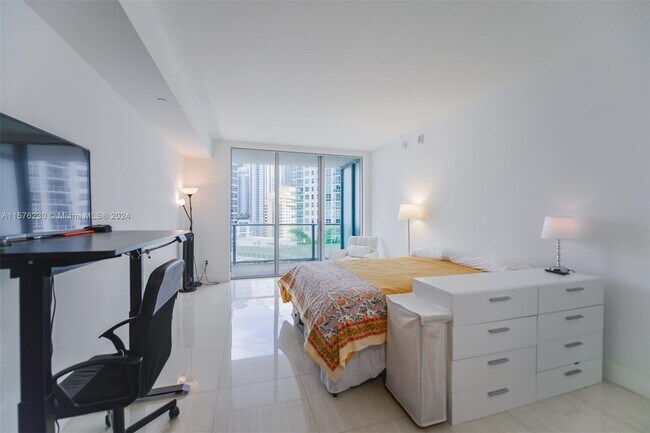 Building Photo - 1300 Brickell Bay Dr
