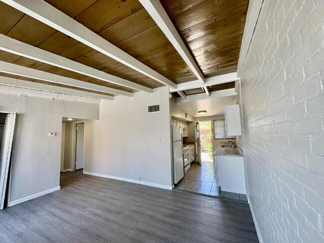 Building Photo - 1 Bedroom with private yard