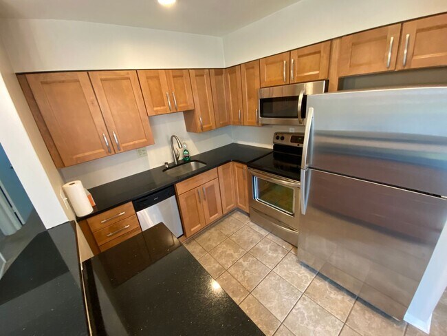 Building Photo - 2 Bedroom Condo with Balcony in a Quiet Building!