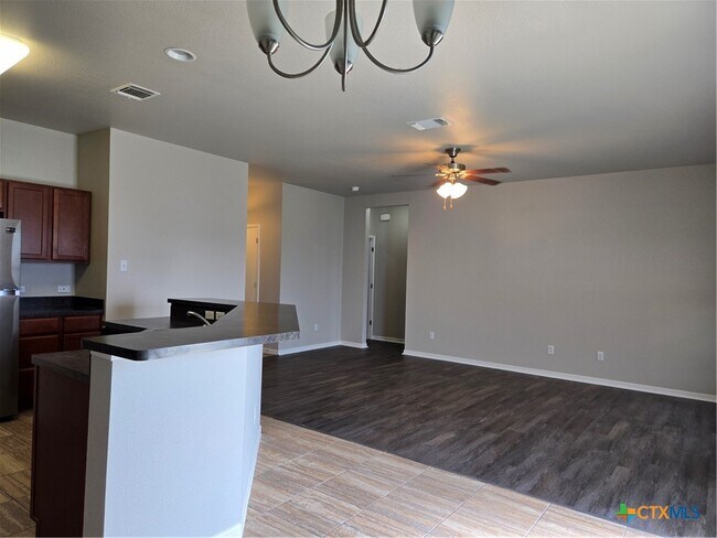 Foto del edificio - 1214 Jamestown Dr