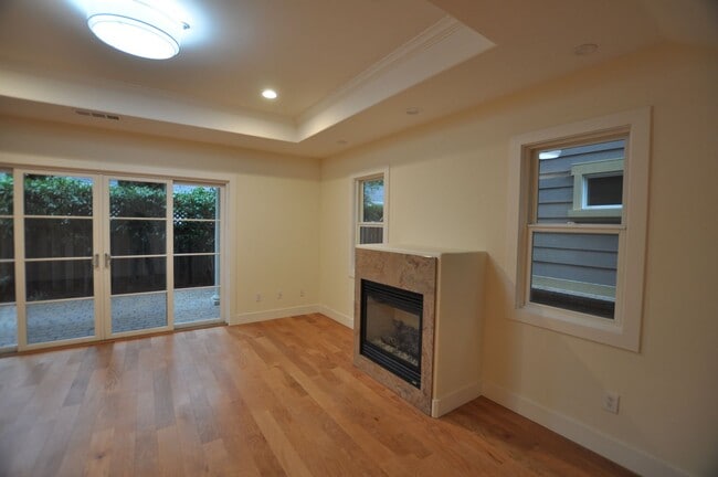 Building Photo - Luxury Craftsman Style Home in quiet San M...
