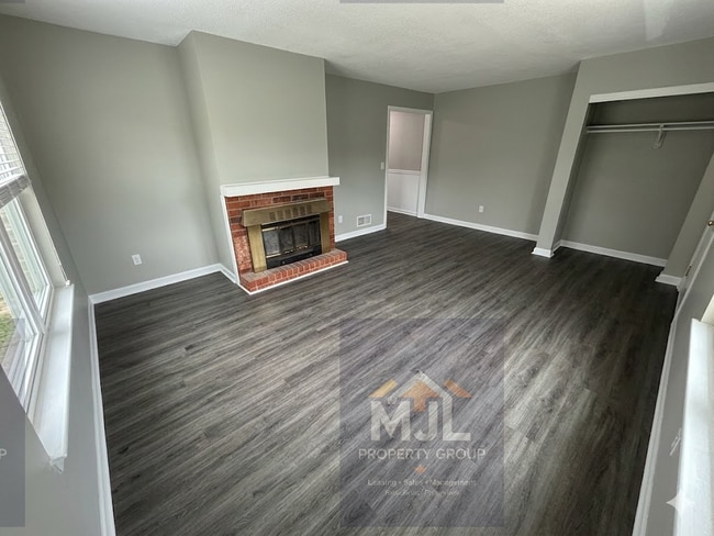 Foto del edificio - Renovated 2 Bedroom / 1 Bath Apartment W/ 1 Car Garage