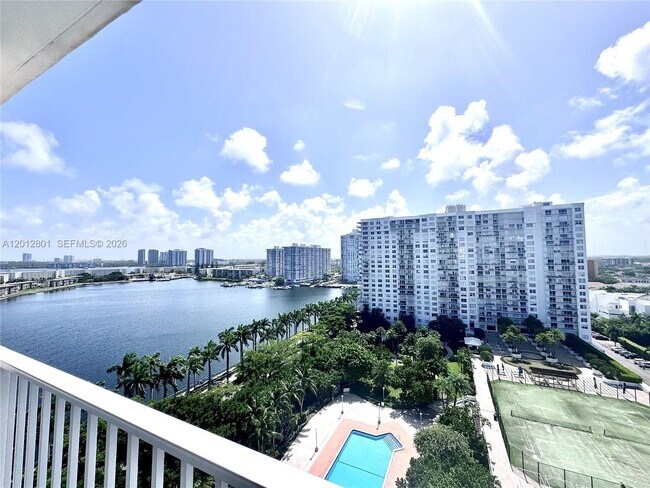 Foto del edificio - 2851 NE 183rd St
