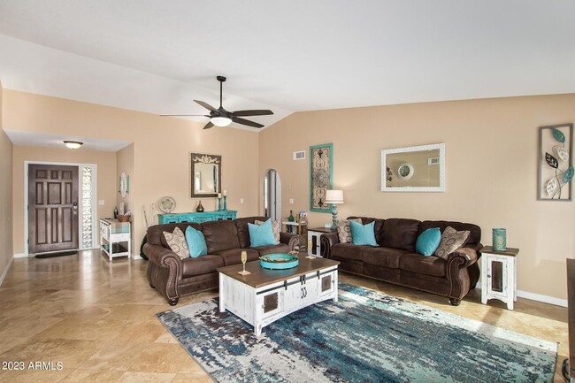 Foto del edificio - 5809 E Gelding Dr