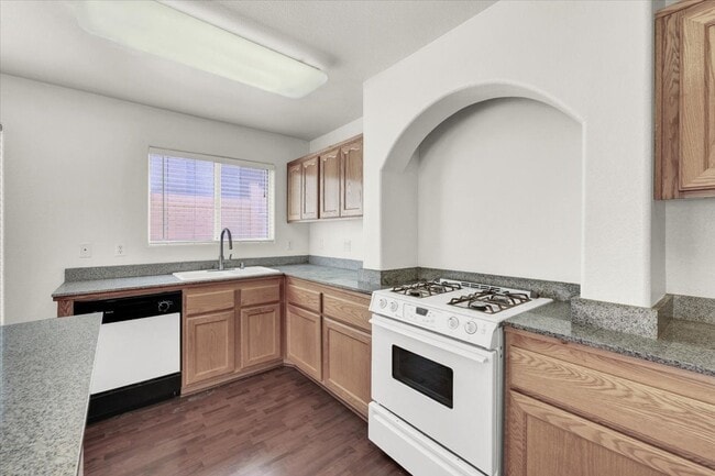 Building Photo - 7275 Phlox Rd