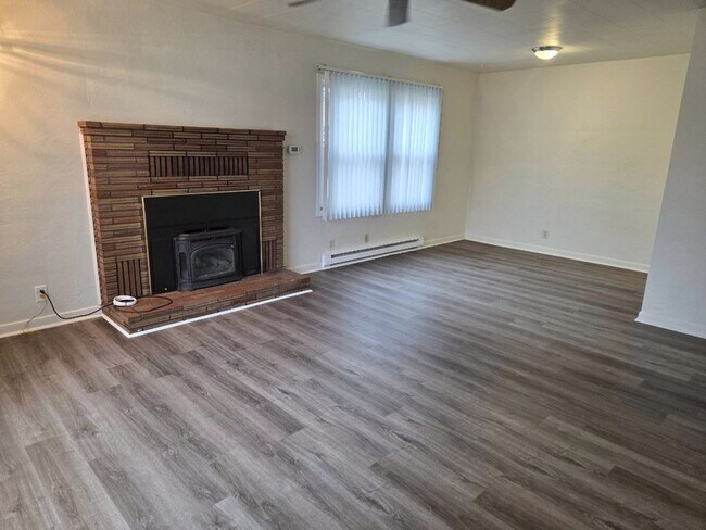 Foto del edificio - Charming three bedroom/one bath Medford Home | Available Now!