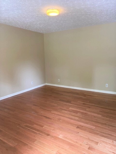 Building Photo - 498 E Red Bud Rd