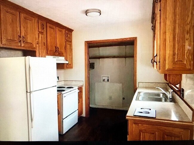 Building Photo - 3 bedroom 1 bath with bonus room and firep...