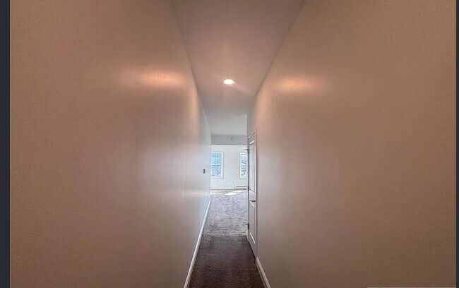 Foto del edificio - Spacious 3-Bedroom Apartment with Parking Limited-Time Offer!