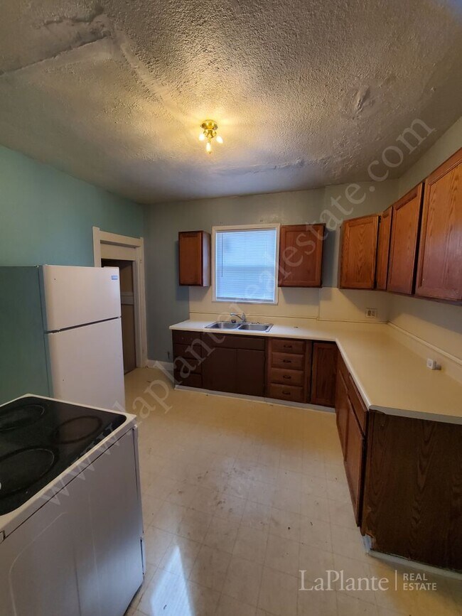 Building Photo - Welcome to this charming 4-bedroom, 1-bath...